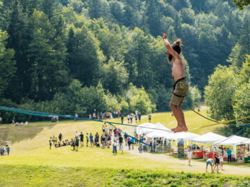 Mann balanciert auf dem Hochseil.