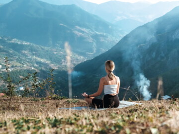 Frau meditiert in der Natur