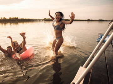 Frauen im Badesee