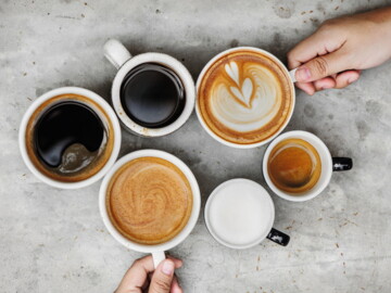 Sechs Kaffeetassen mit unterschiedlichen Kaffeevariationen