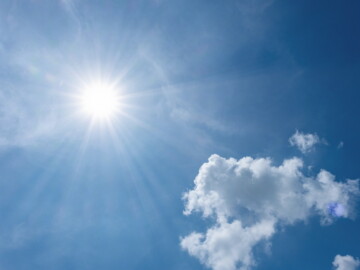 blauer Himmel und Sonnenschein