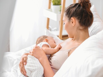 Frau stillt Baby.