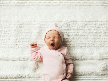 Baby gähnt.