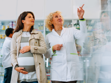 schwangere Frau mit Apothekerin