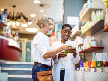 Apothekerin berät Kundin