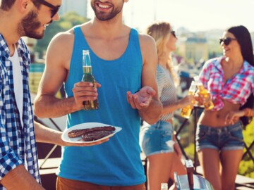 Menschen beim Grillen im Sommer