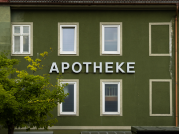 Apothekenschriftzug an Hauswand