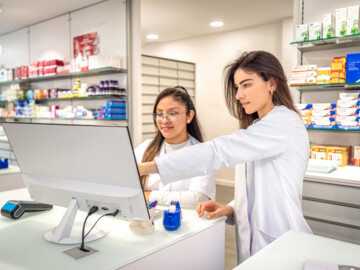 Zwei Frauen am Computer in der Offizin