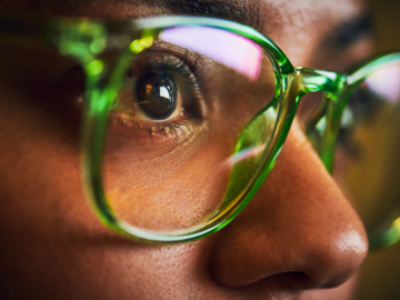 Nahaufnahme Auge mit Brille