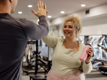 High-five, Frau im Sportoutfit