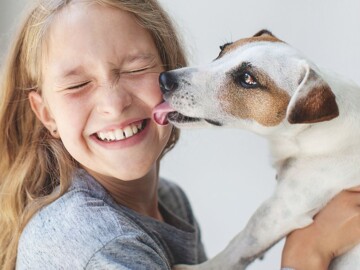 Mädchen mit Hund