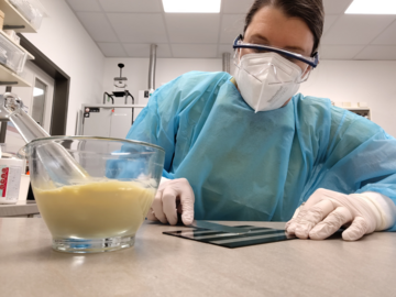 PTA Sarah Siegler in der Rezeptur