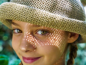 Kind mit Sonnenhut