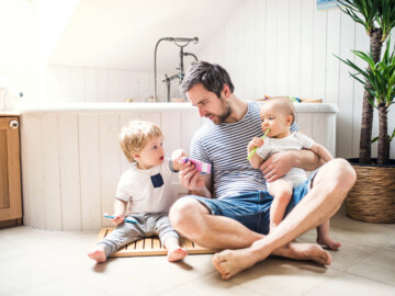 Mann mit zwei Kindern beim Zähneputzen