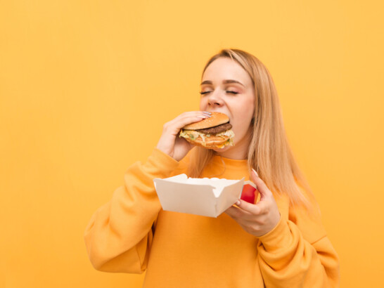 Frau mit Burger